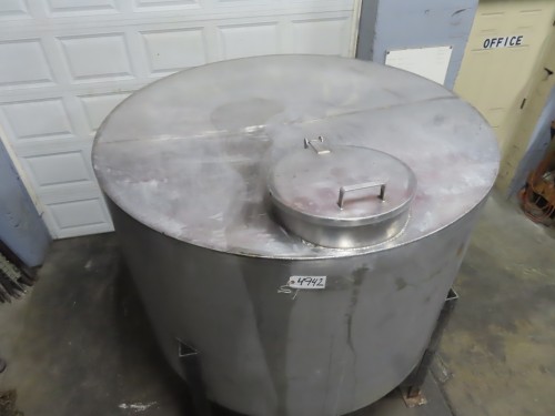 900 gallon stainless steel tank with cone bottom for sale