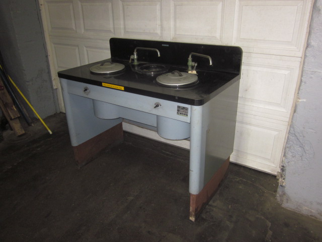 Buehler Polishing Table. 2 disc.