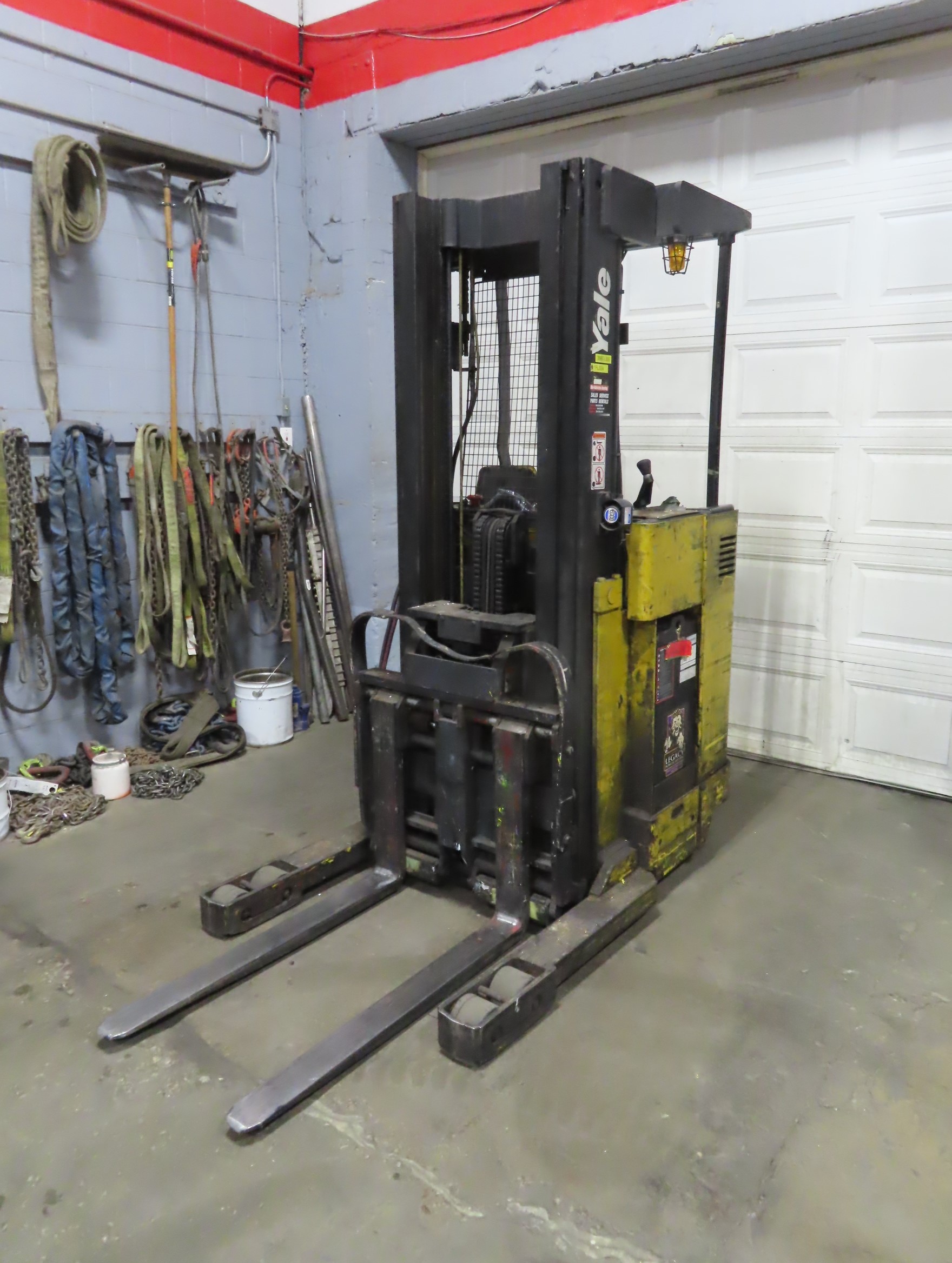4,000 lbs capacity Yale Stand Up Rider Forklift Reach Truck