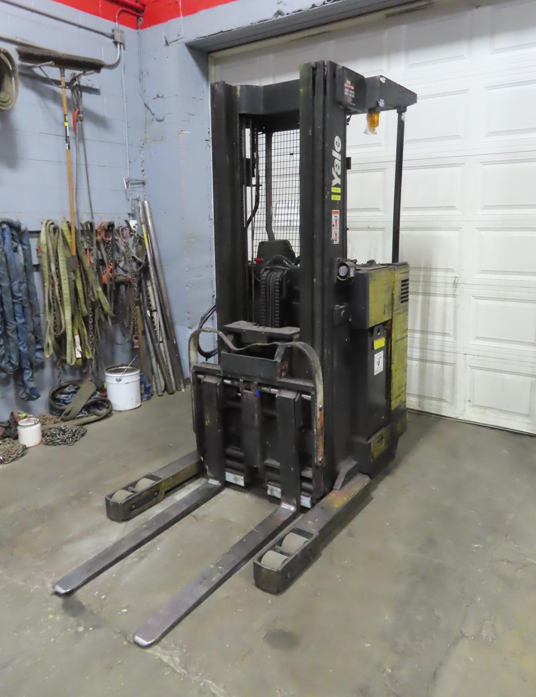 4,000 lb capacity 24V Electric Yale Stand Up Rider Forklift Aisle Reach ...